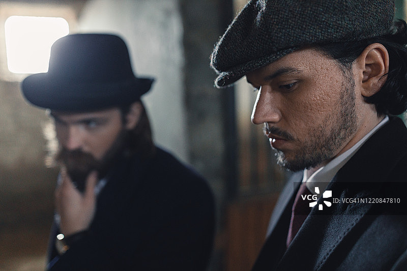 复古成年白人男性的侧面图片素材