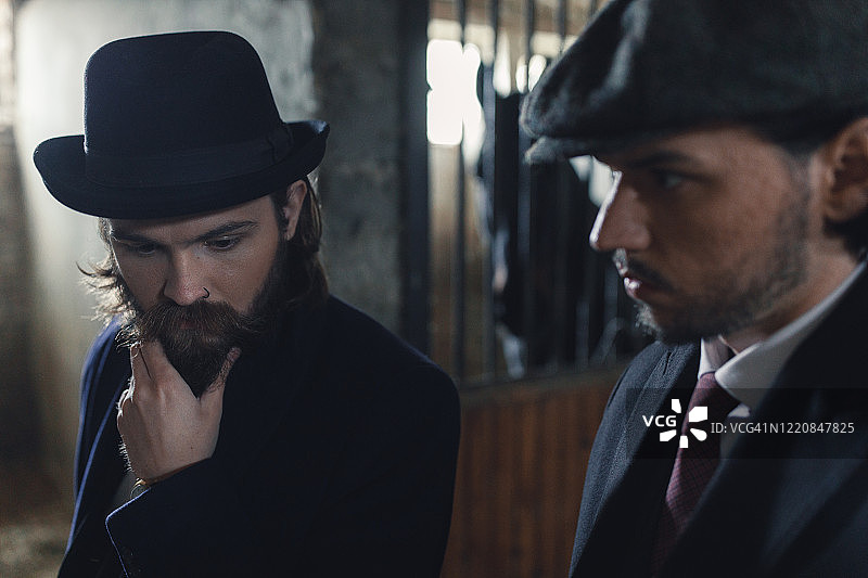 深思熟虑地望向远方的时尚男士图片素材