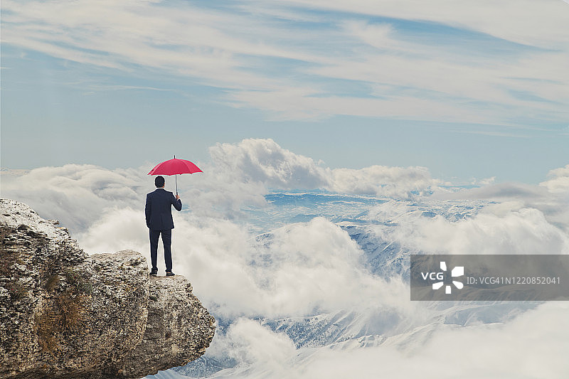 年轻商人站在山顶图片素材