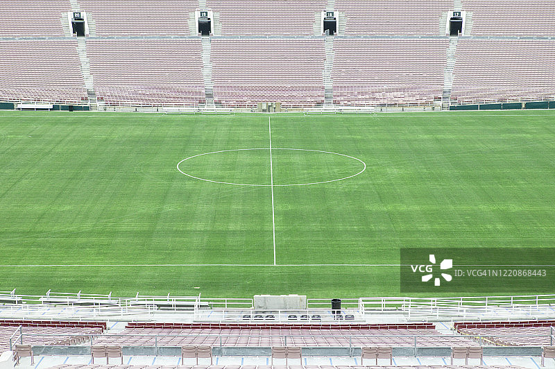 空旷的足球场和体育场看台图片素材
