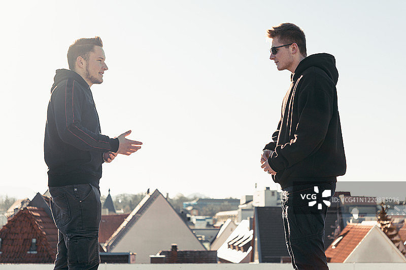 城市屋顶上的冲突与讨论：年轻人的视角图片素材