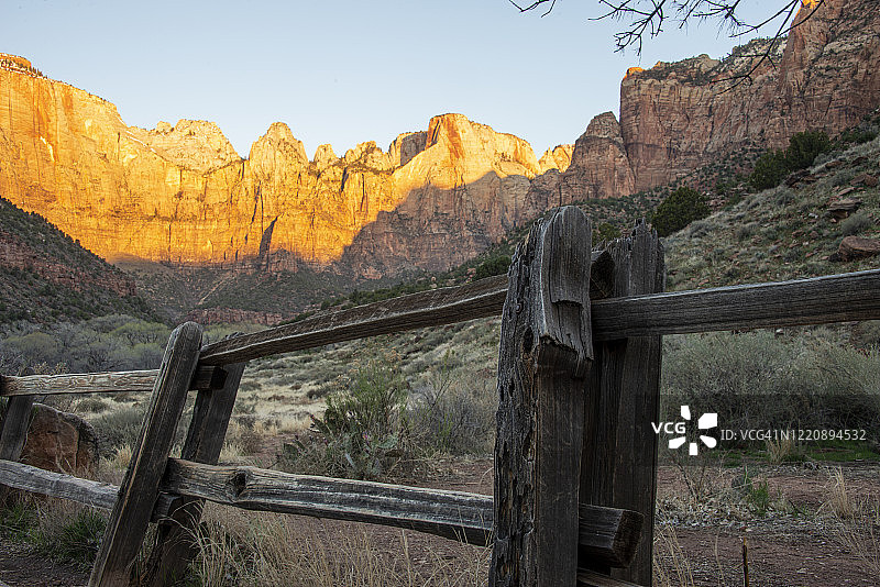锡安国家公园维尔京塔日出图片素材