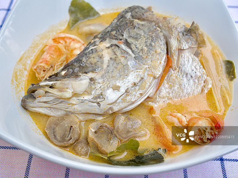 香辣汤中的尖吻鲈或亚洲海鲈鱼，冬阴功是泰国香料汤。图片素材