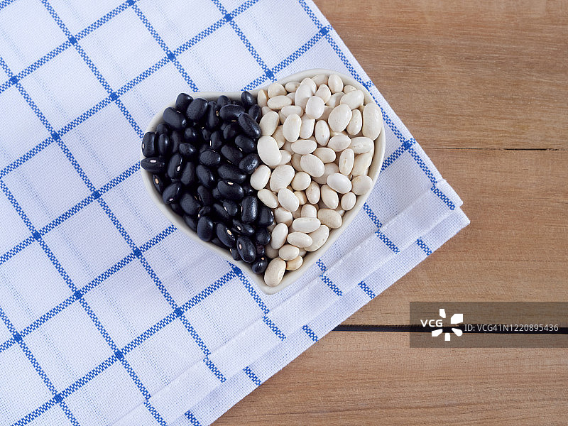 心形碗中的黑豆和白芸豆，植物蛋白来源图片素材
