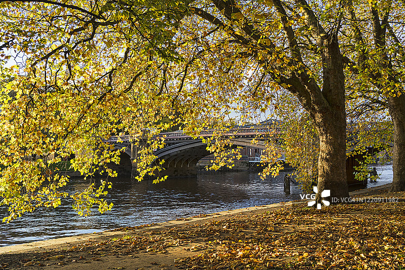 秋色中的斯凯尔德盖特桥，约克市中心乌斯河，英国约克郡图片素材