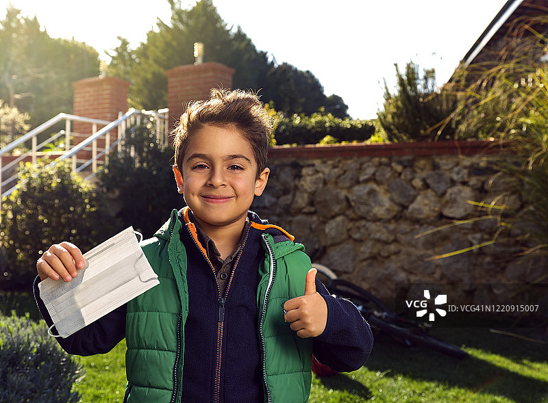 展示口罩重要性的男孩肖像图片素材