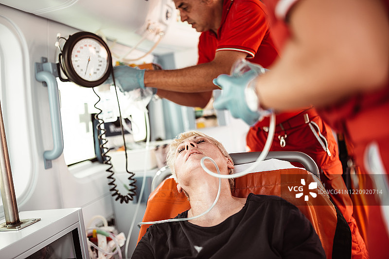 医护人员在救护车上护理新冠患者图片素材