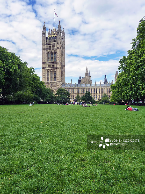伦敦维多利亚塔花园眺望威斯敏斯特教堂图片素材