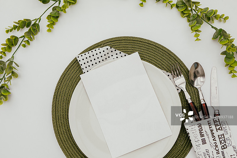 白色背景上的餐具空卡样机，餐厅菜单图片素材