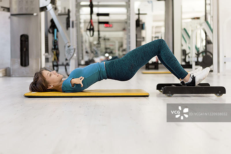 锻炼中的残疾运动员图片素材