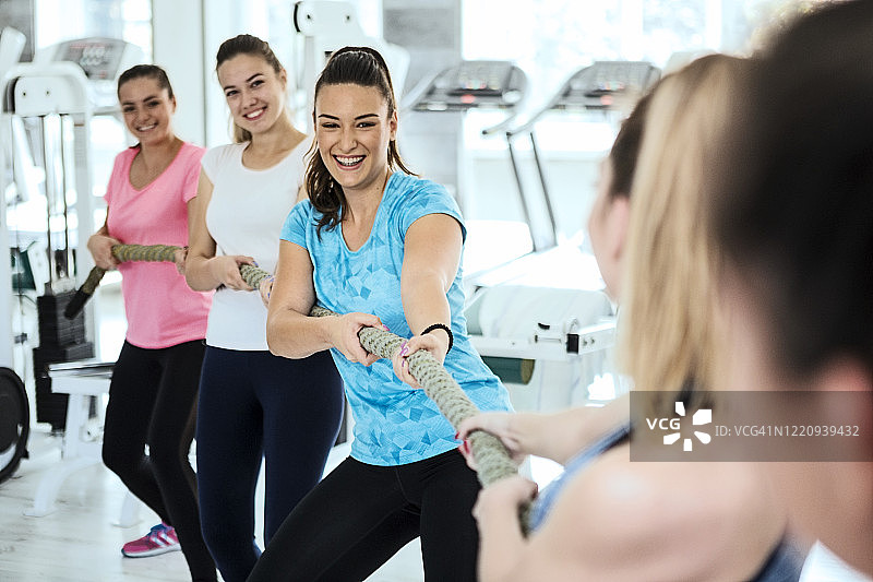 在健身房进行crossfit训练的女人图片素材