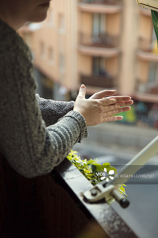 在西班牙隔离期间，在阳台上鼓掌图片素材