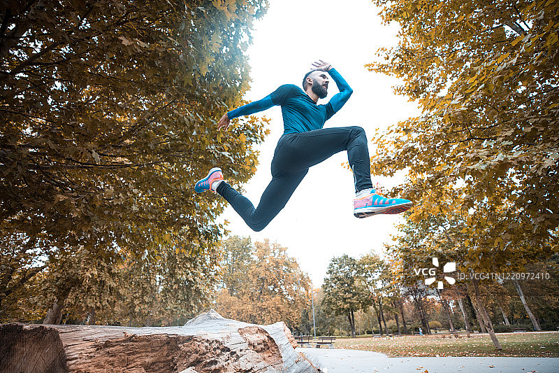 专业运动员在户外慢跑图片素材