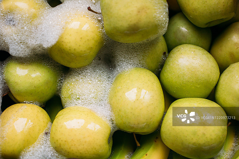 用肥皂消毒苹果图片素材