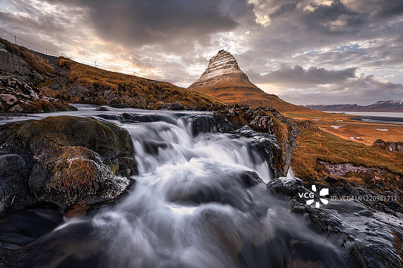 冰岛教堂山瀑布景观图片素材