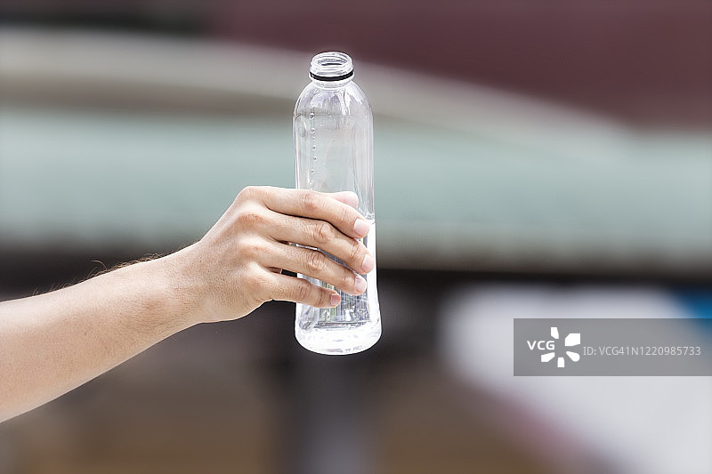 运动员手中的水瓶图片素材