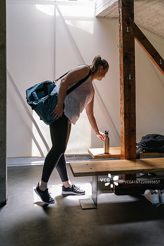 准备锻炼：加大码女士到达健身房图片素材