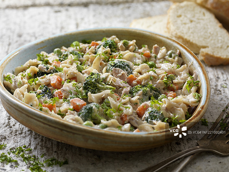 奶油金枪鱼蔬菜面条砂锅图片素材