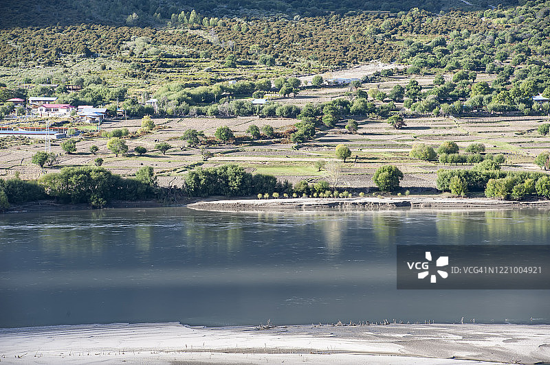 中国藏族聚居区河谷风光航拍图片素材