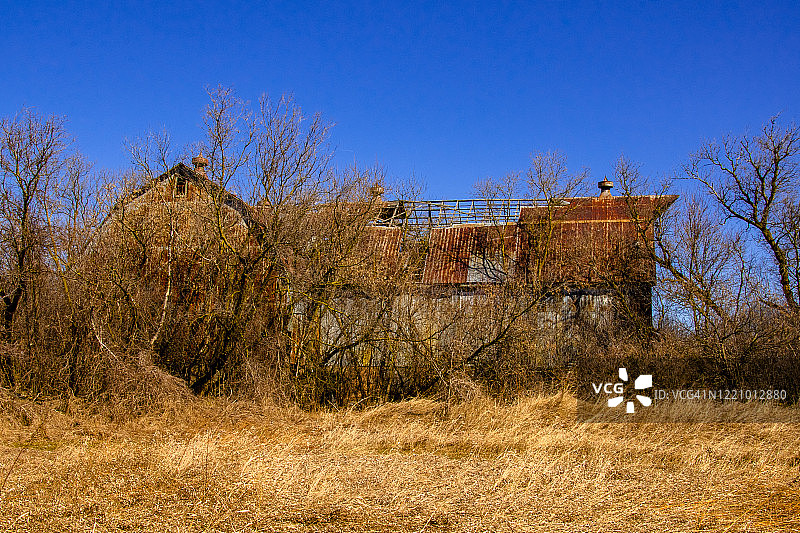 破旧的红色屋顶谷仓图片素材