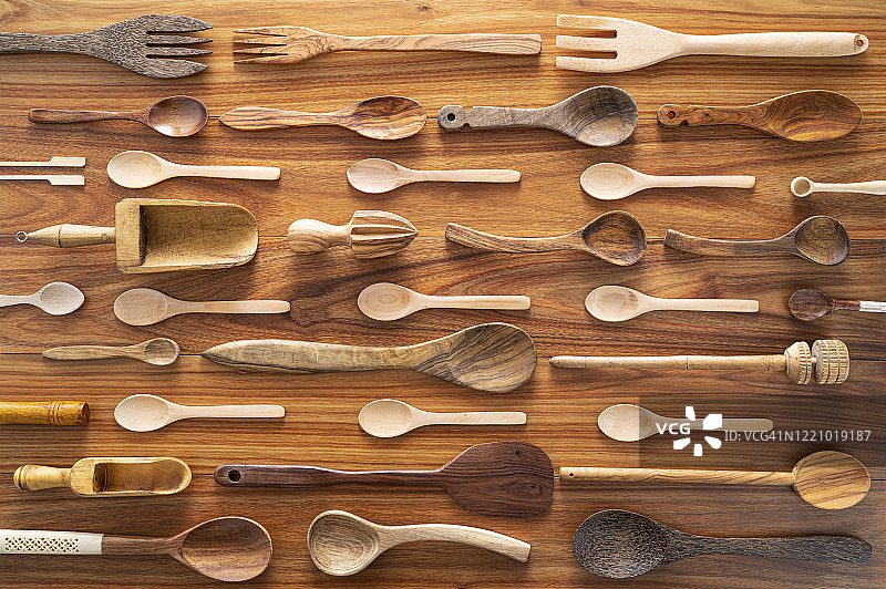 木制勺子和铲子在木头上的收藏图片素材