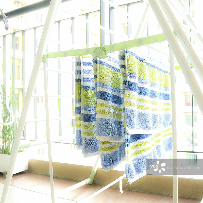 阳台上晾晒脚垫和衣架图片素材
