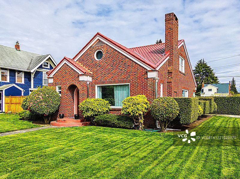 带绿草的小红砖房图片素材