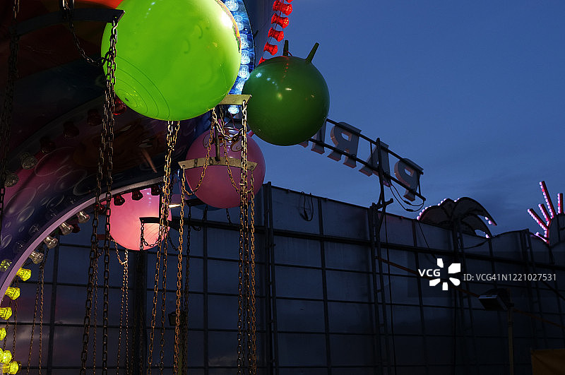 黄昏时的气球图片素材