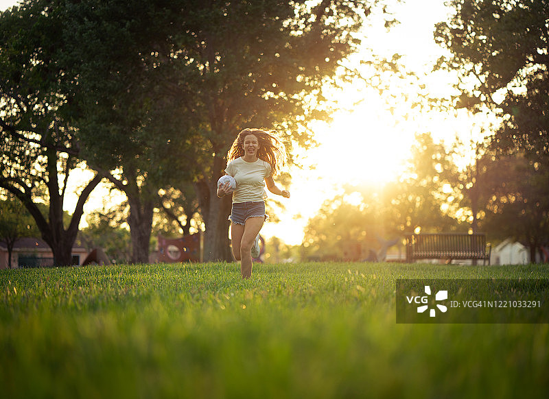 在公园里奔跑的女孩图片素材