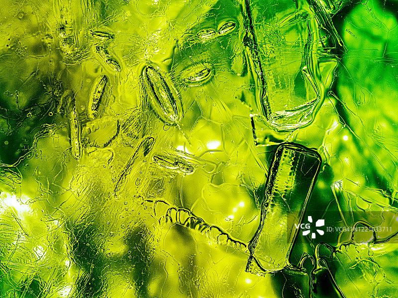 绿色背景上的裂冰纹理图片素材