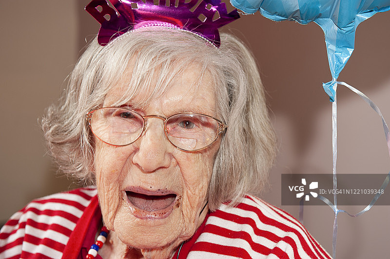 104岁老妇庆祝生日图片素材