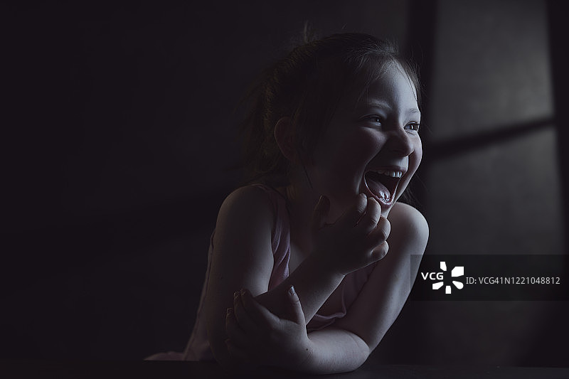 在工作室里搞怪的5岁女孩图片素材