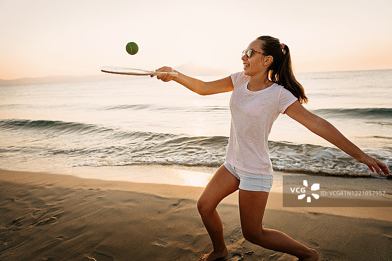 女孩打沙滩网球图片素材