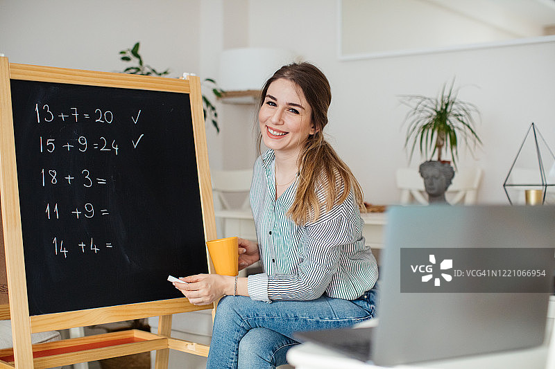 年轻教师向小学生进行视频会议式在线教学图片素材