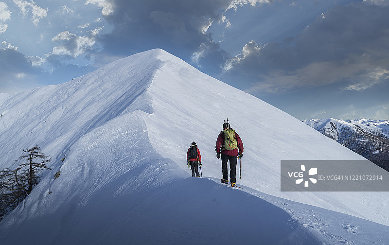 雪岭上的登山者图片素材