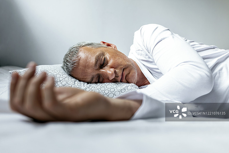 生病的男人在床上睡觉图片素材