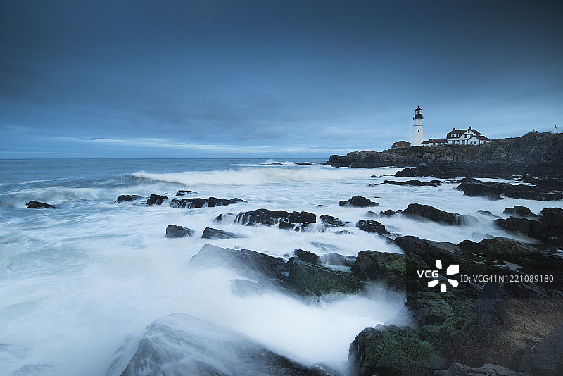 缅因州波特兰岬灯塔的岩石海岸线图片素材