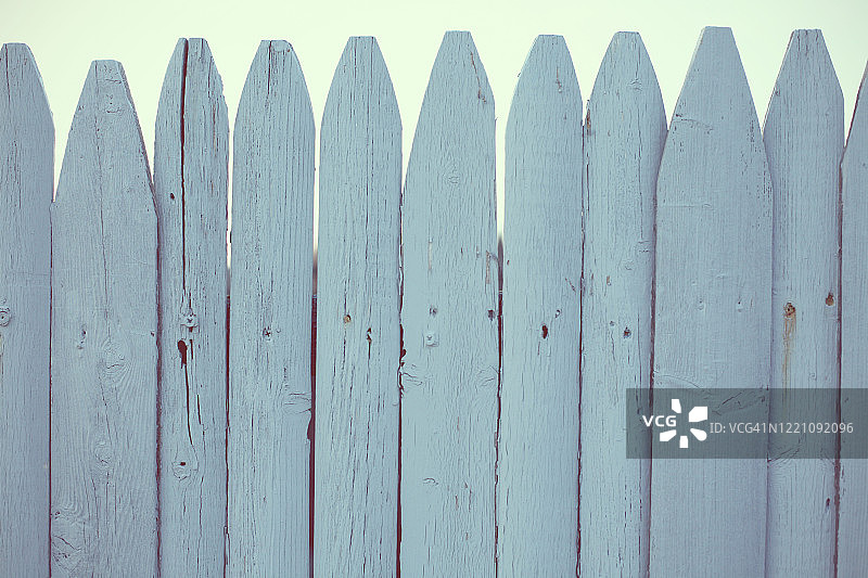 彩绘栅栏背景，围栏院子外的木制栅栏柱图片素材