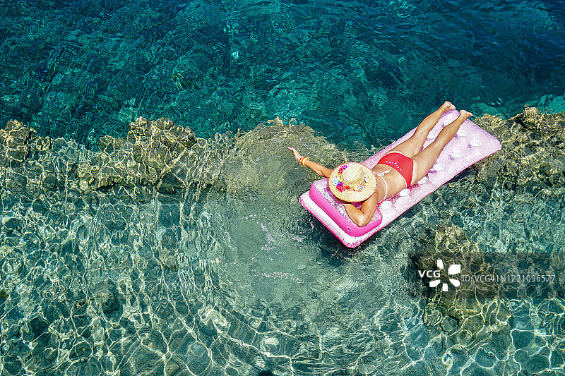 女人在海底享受日光浴图片素材