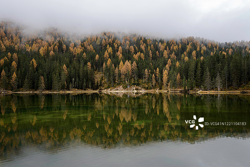 意大利多洛米蒂米苏里纳湖的完美倒影图片素材