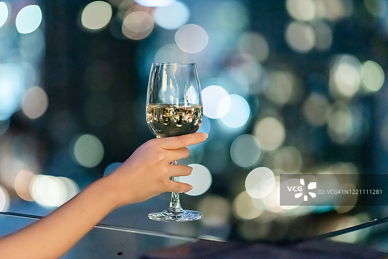 夜晚屋顶酒吧白葡萄酒杯特写图片素材