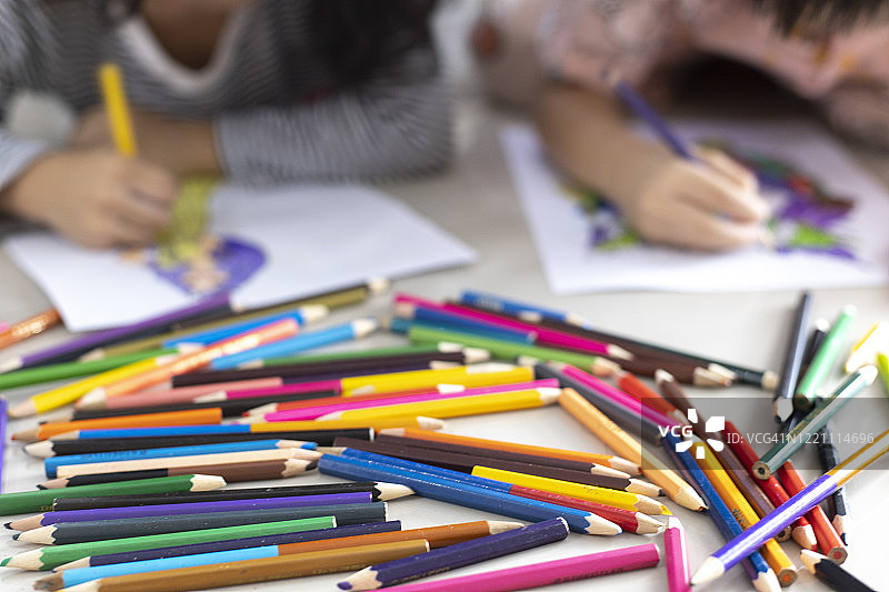 男孩和女孩在图片上绘画，教育图片素材