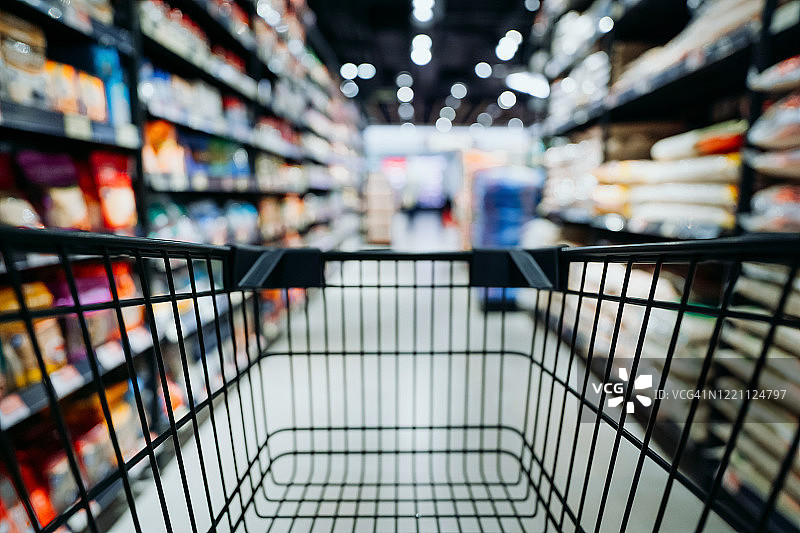 超市购物者推购物车的视角图片素材