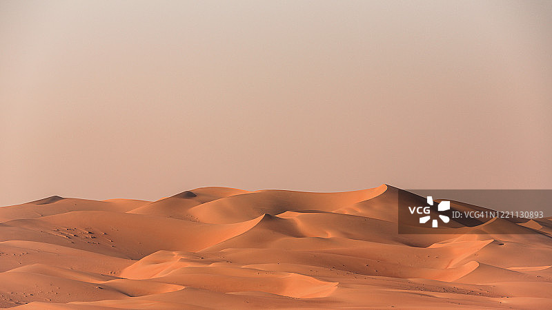 空旷的鲁卜哈利沙漠四分之一沙丘全景图片素材