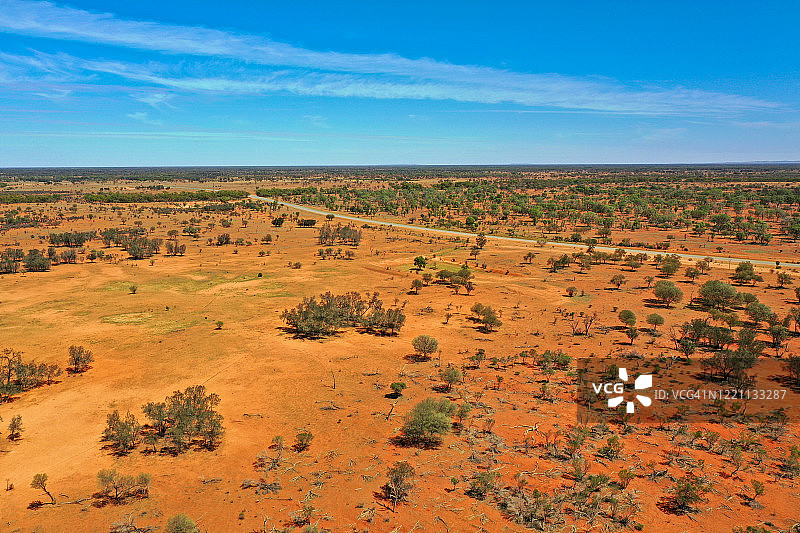 澳大利亚内陆红棕色树木景观与蓝色天空图片素材