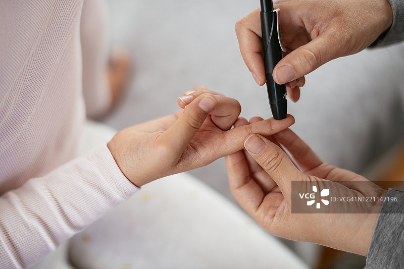 测量女孩血糖水平的库存照片图片素材