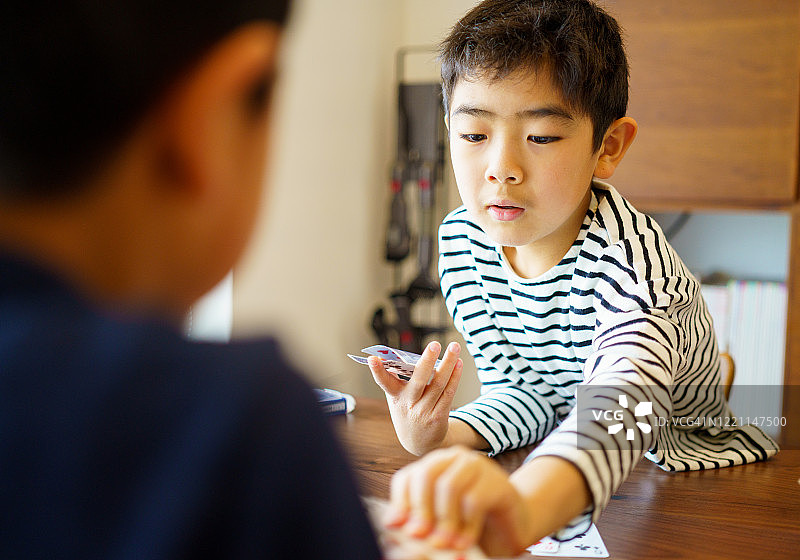 男孩玩纸牌图片素材