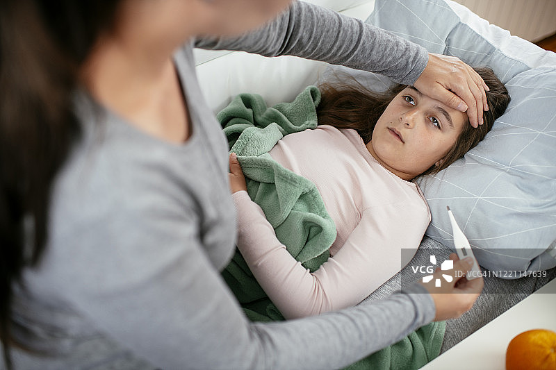 高烧生病的女孩照片图片素材
