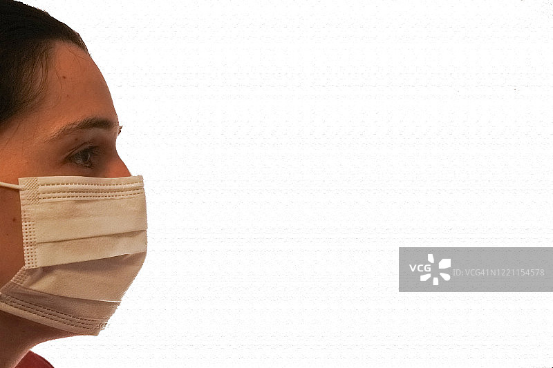 戴着医用口罩的年轻女孩图片素材