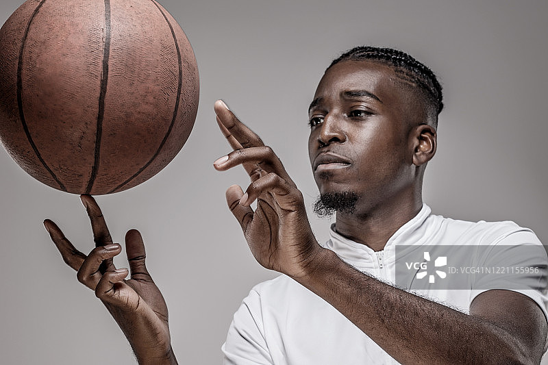 在演播室拍摄的年轻非裔美国男子篮球运动员图片素材